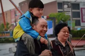 我发现爷爷奶奶带大的孩子，“隔辈亲”只是一个美丽的谎言图片