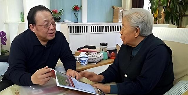 她15岁入党，18岁跟主席结婚，如今仍健在，却几乎不出来露面