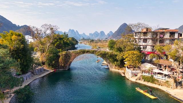 广西秋熟透了！红枫燃林、银杏铺古村，3条路线承包全国颜值巅峰