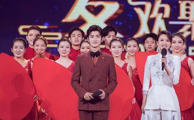尹颂：靠颜值和实力主持春晚，如今事业稳定，女儿遗传高颜值