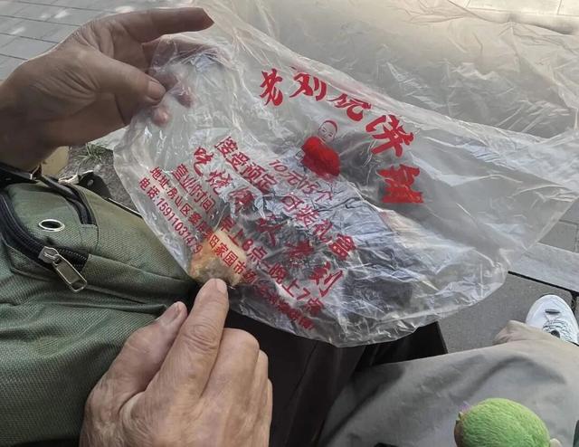 在地坛书市上，买书和买菜一样自然