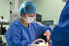 女子莫名胸胀 医生：隆胸后定期复查 以防假体渗漏图片