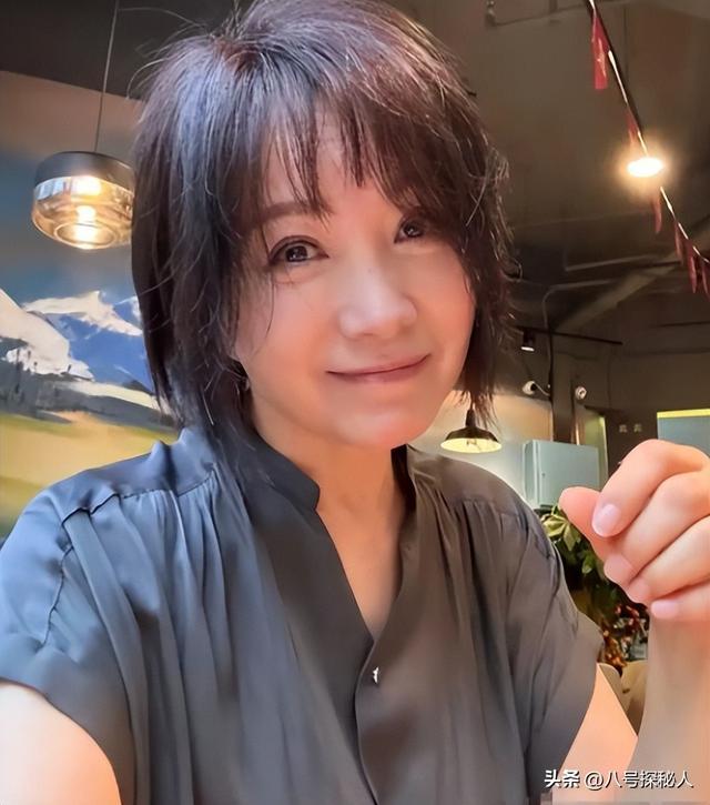 她连上5次春晚，私下却和恩师同居怀孕被骗流产，今57岁依然单身