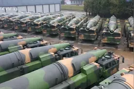震惊！25辆导弹发射车集体亮相，上千万吨核弹头锁定目标图片