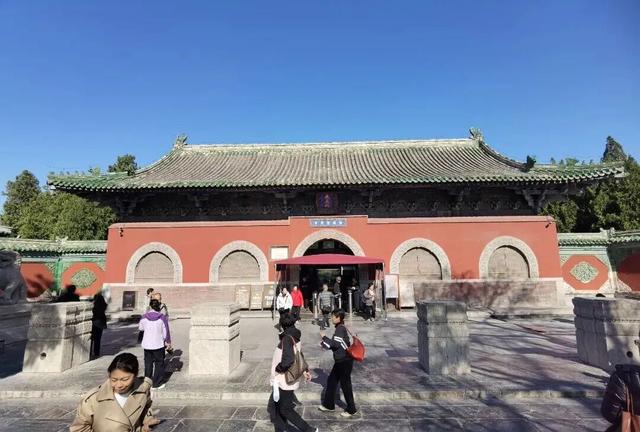 这个季节总要去趟正定，去邂逅那迷人的古建红和金秋黄！