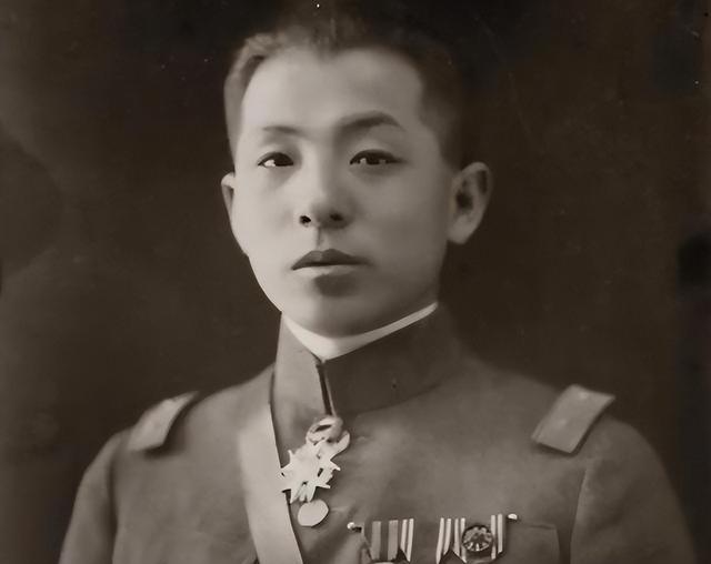 1985年，蒋经国宴请张学良	，留下的一张合影，3年后去世！