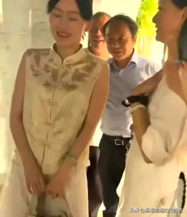 宋祖英私下聚会照流出，穿棉麻衣留短发，印象被完全颠覆了！
