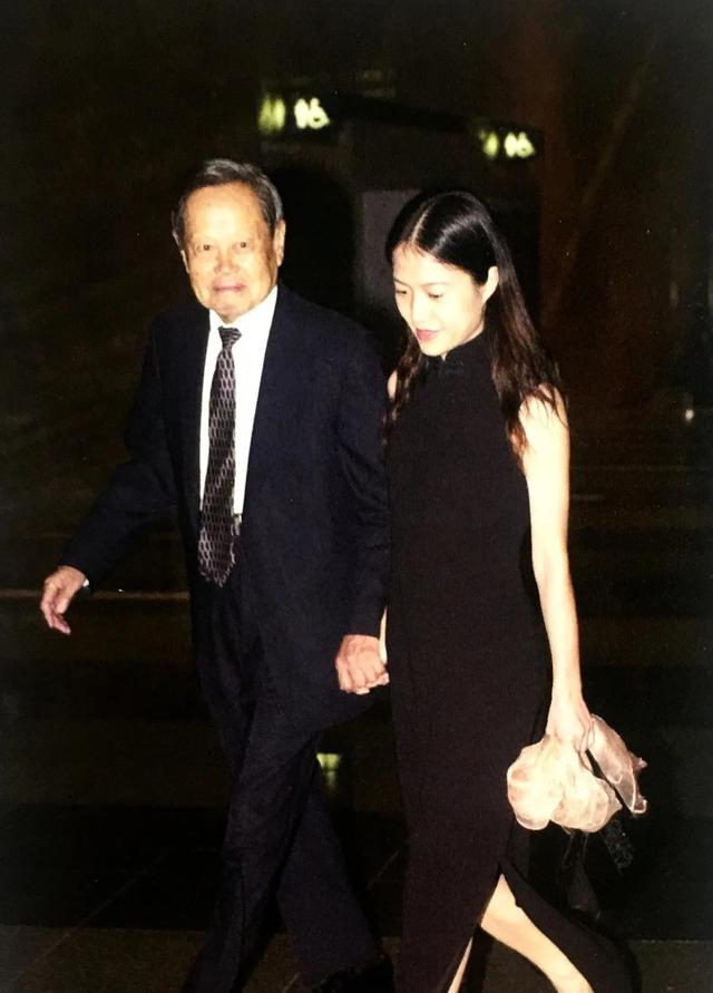 杨振宁离世2天，三件让人担心的事发生了，翁帆一字不差全说中！