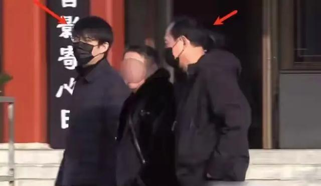 唐嫣穿黑色大衣出席公公的葬礼：罗晋和她互动正常，傅程鹏来帮忙