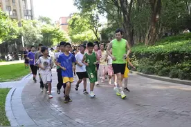 杭州这位“神兽跑团”团长火了！暑假每天带领上百邻居娃晨跑，被赞“别人家的邻居”图片