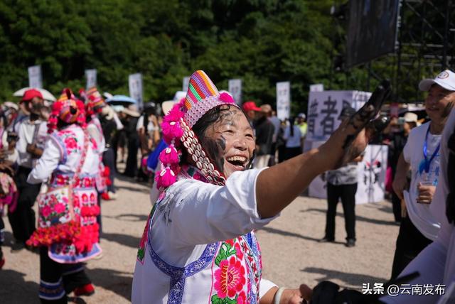 脸越黑越幸福！来普者黑快乐抹花脸啦