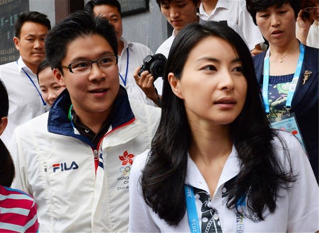 临近年关，轻松"拿捏"霍启刚的郭晶晶，竟意外走上了倪萍的老路