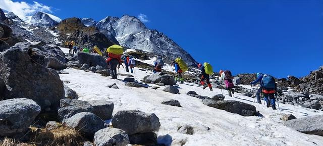 喜马拉雅山谷15人困3天！直升机求援被拒，救援队距营地1.8公里