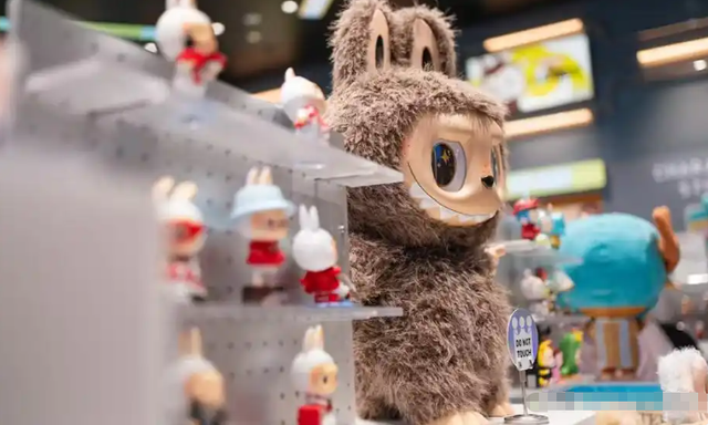 年薪300万！LV高管空降泡泡玛特，奢侈品牌与潮玩要擦出什么火花