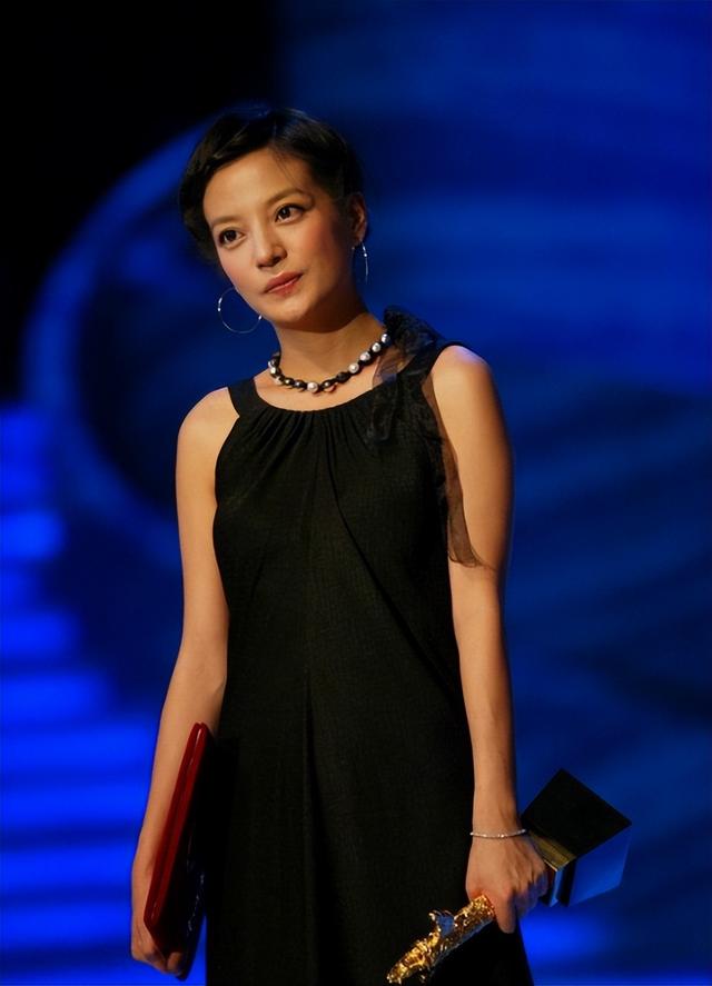 黄晓明公开点名才几天，赵薇近况接连曝光，有一点4年前就注定