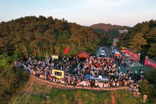 庐山惊现巨幅五星红旗
