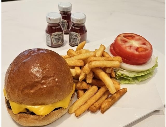 特朗普访韩细节曝光！入住酒店先点芝士汉堡，整层戒严装防弹玻璃