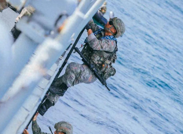 首次曝光：仁爱礁海域，中国海警拖离菲侵权船只，菲士兵已掏出枪