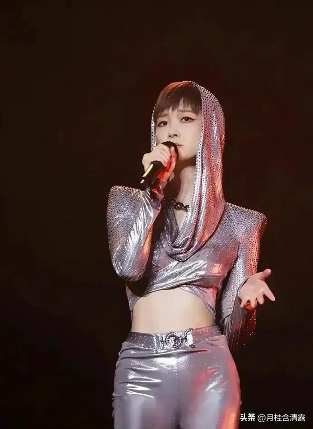 李宇春这美背	、这翘臀，早这么穿	，这得让多少男人流鼻血呀！