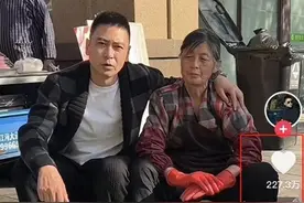 演员李飞无戏可拍，和母亲街边卖鱼近一年，平平淡淡才是真图片