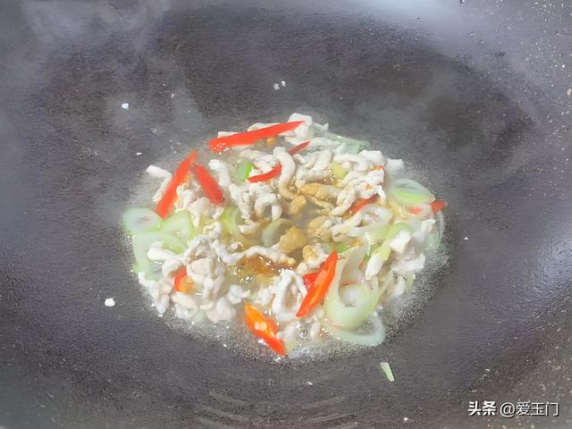 炒茭白，不要直接下锅炒，多加一步，茭白不涩口，鲜嫩好吃特下饭