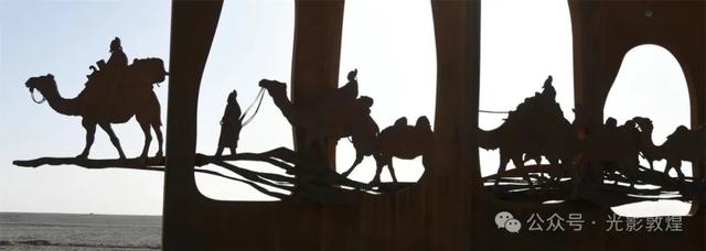 阳关玉门关旅游区大型雕塑“大漠驼铃”落成