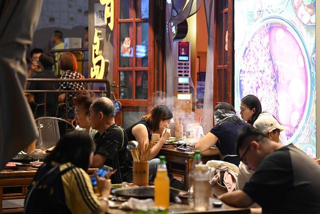 青岛中山路：老城建筑映繁华 烟火气里品青岛