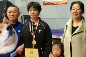 蒯曼和父母还有妹妹的合照，是幸福的一家人！7岁的蒯捷打球也赞图片