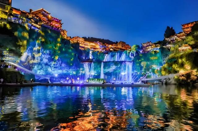 湖南这个千年古镇，被誉为“土家第一镇”，挂在瀑布上的千年王宫