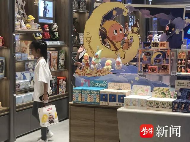泡泡玛特首发多款新品几秒售罄，黄牛：订单多到发不完；二手平台隐藏款溢价超6倍
