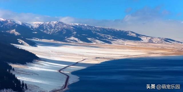 清晨赛里木湖现奇观，山峦云朵翻滚如海，摄影师拍下天地融合瞬间