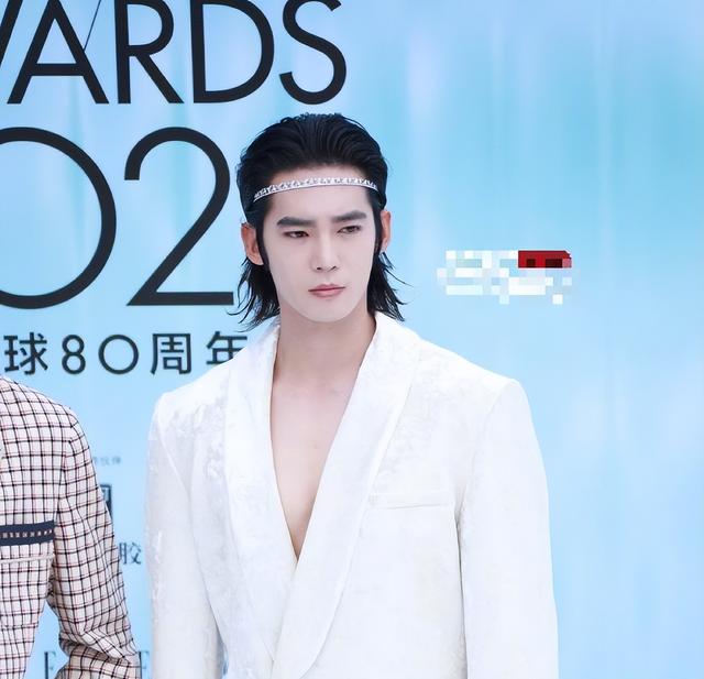 三亚红毯丑出圈，杨幂肉色内搭尴尬，关晓彤拖鞋辣眼，周冬雨驼背