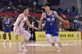 逆转大胜！青岛国信水产男篮104:88战胜新疆男篮 升至联赛第6位图片