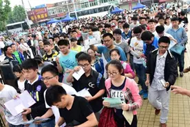2025年高考化学题难度空前 多省考生崩溃大哭，考生心声令人动容。图片