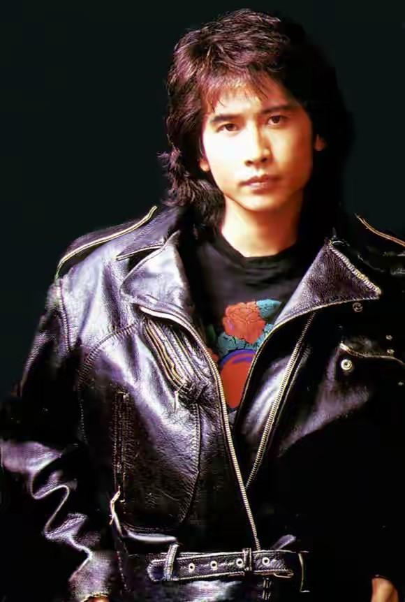 65岁齐秦现状，定居美国，娶小24岁女粉丝为妻，和11岁儿子像爷孙