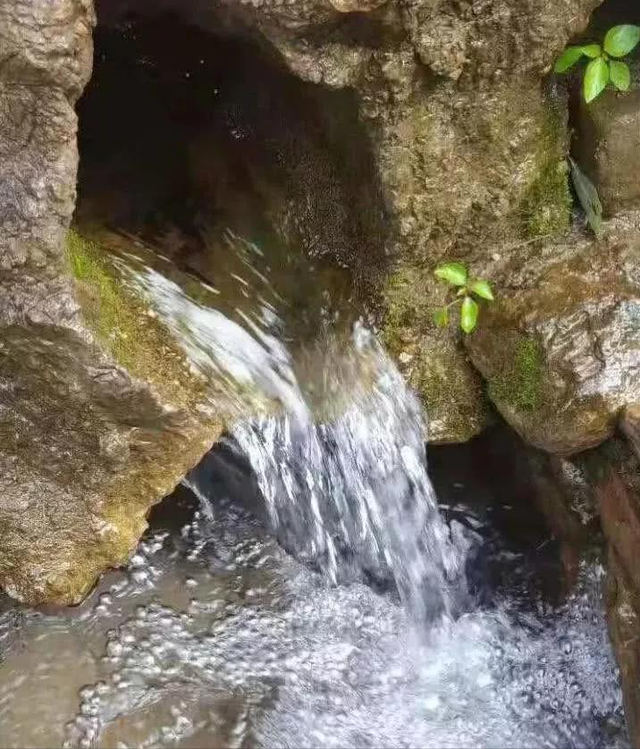 山上为什么会有流不完的水？是山顶一直在下雨吗？