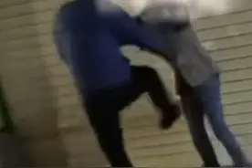 丈夫看监控发现妻子出轨 妻子情急之下将男子锁在店内 丈夫怒撕“卷闸门”！ 律师：男方差点有理变无理图片