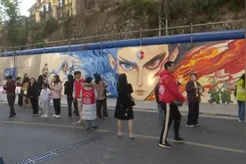 太乙真人和申公豹在昆明“抢米线”？他们都在围观哪吒巨幅墙绘揭幕！图片