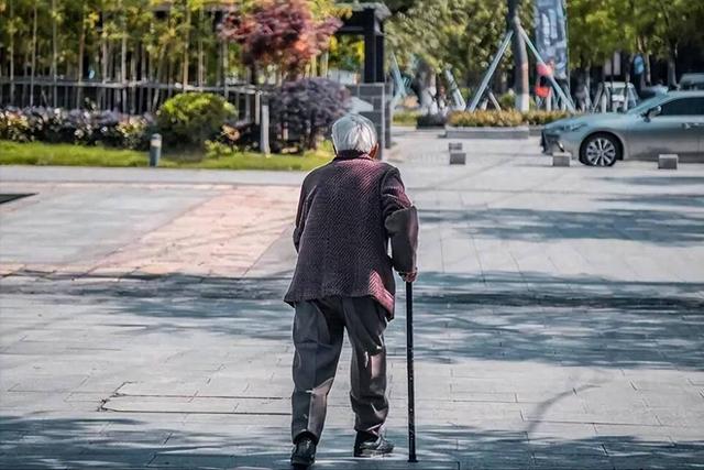 医生发现：坚持走路锻炼的老人，过不了半个月，会迎来4大变化