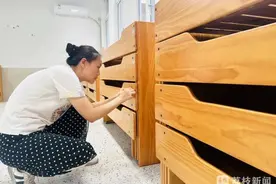 江苏省多地中小学探索“躺平式”午睡图片