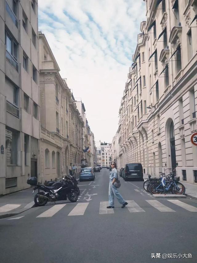 陈梦亮相巴黎时装周，一袭挂脖衣性感迷人，梦姐不打球穿衣好大胆