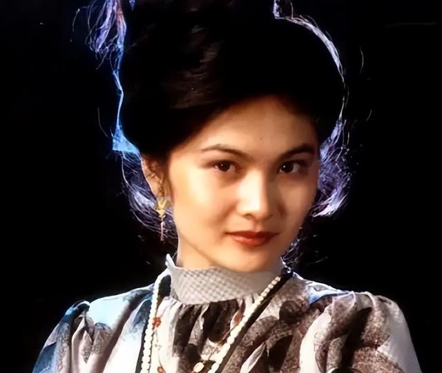 她是天生丽质的美女演员，嫁给军委副主席之子，离婚后成知名画家