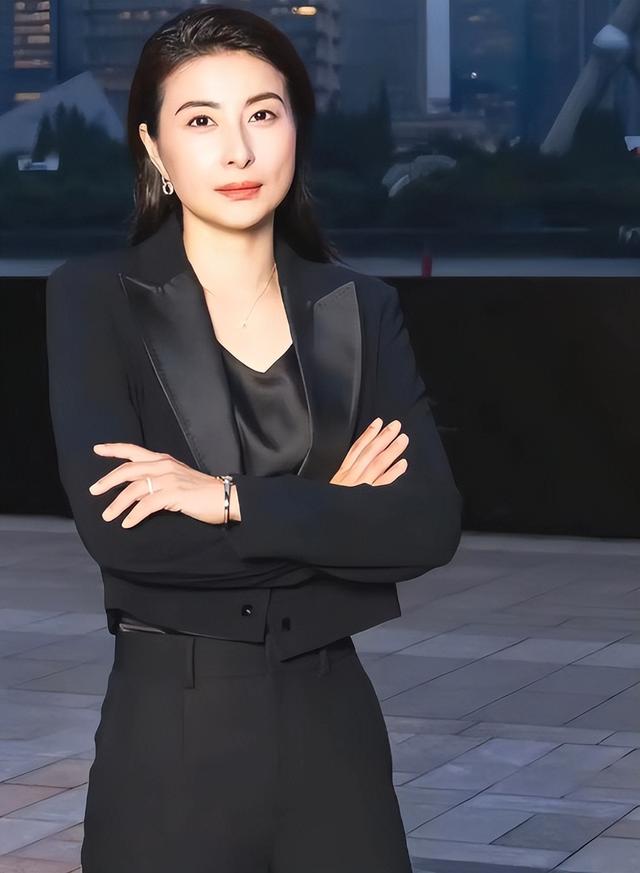 霍启刚高调官宣喜讯仨月，郭晶晶再破天花板，让整个贵妇圈沉默了