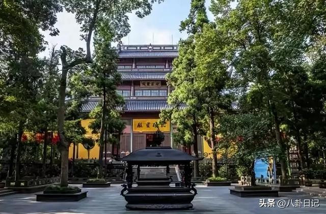 少林寺的瓜还没吃完，没想到灵隐寺也上了热门，方丈也被扒