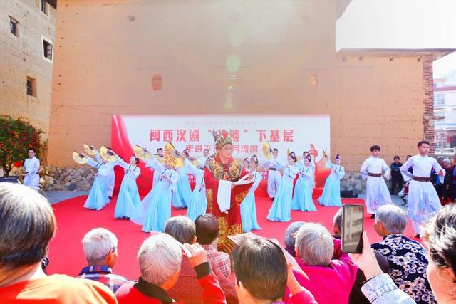 “比给我们送肉还开心”！龙岩永定这座400年历史的土楼里“戏”味十足~