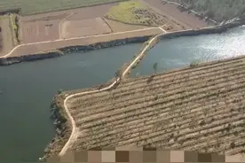 一个个大坑破坏了耕地，是怎么形成的？地方监管怎能如此不作为图片