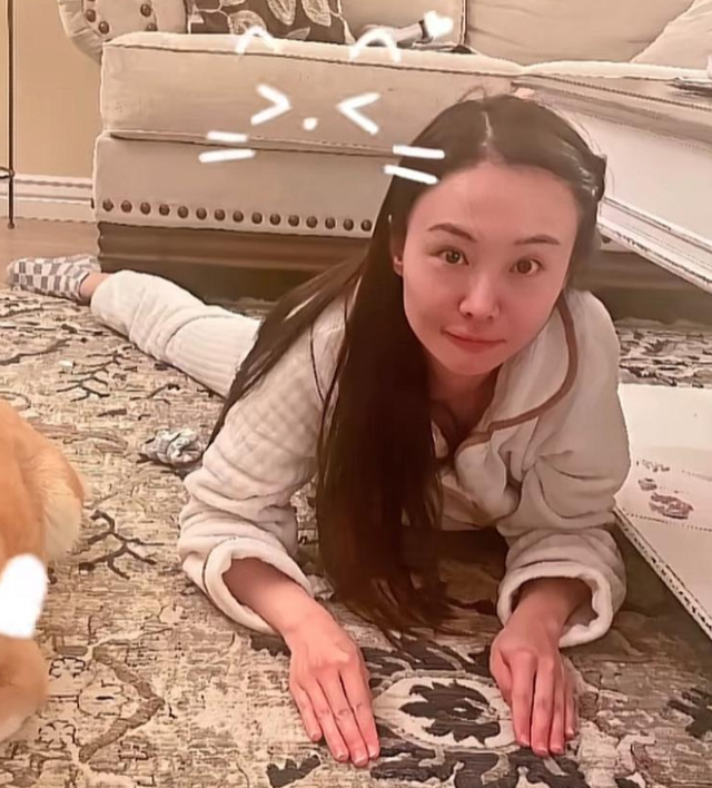 35岁郑爽近照曝光！形象管理失败，彻底成了素人，在美日子舒坦了