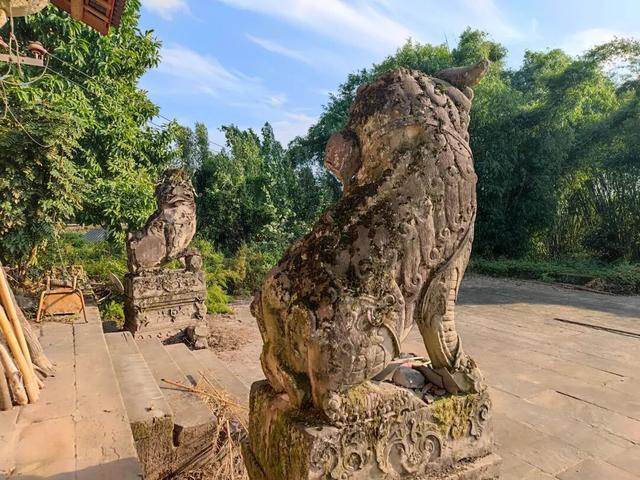 重庆巴南山中藏有一座荒废寺庙，破败不堪，门口石狮守护几百年