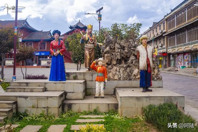 泸沽湖畔的狮子山海拔3770米,是摩梭族传说中格姆女神的化身