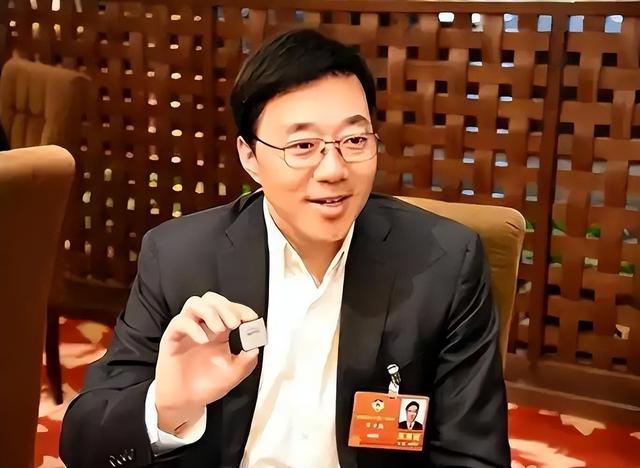 反手掐美脖子！“芯片之父”太给力！弃美归国，研发成果堪比核武